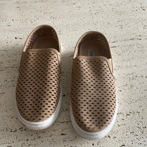 Steve Madden slip on girls sneaker !!!